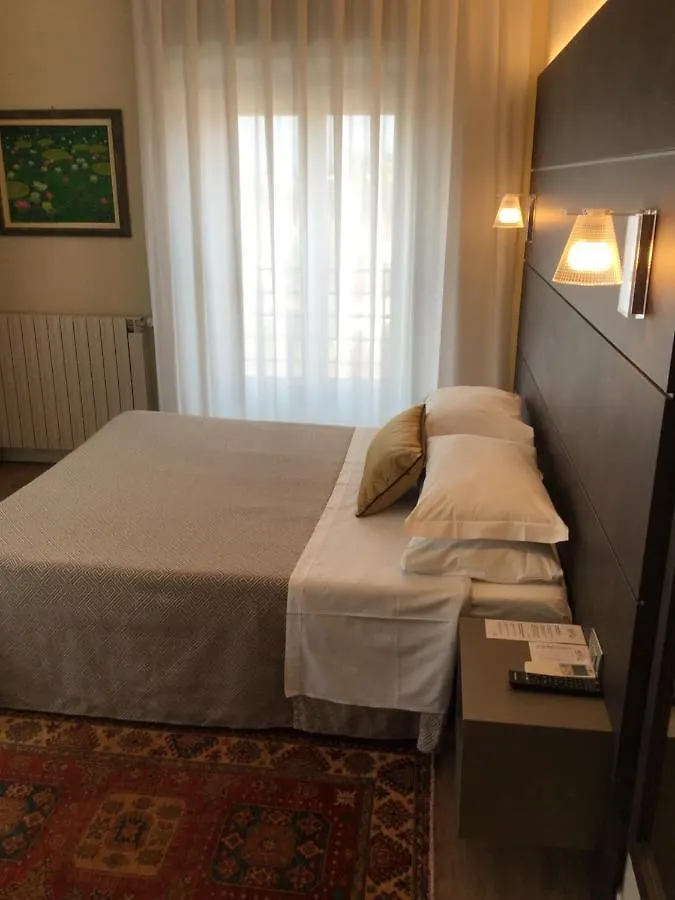 Hotel La Nuova Rotaia Gallarate 3*,