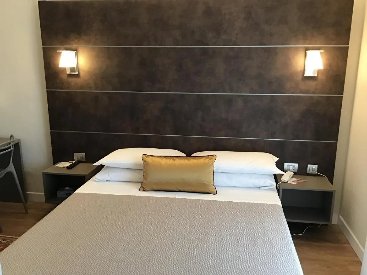 Hotel La Nuova Rotaia Gallarate 3*,