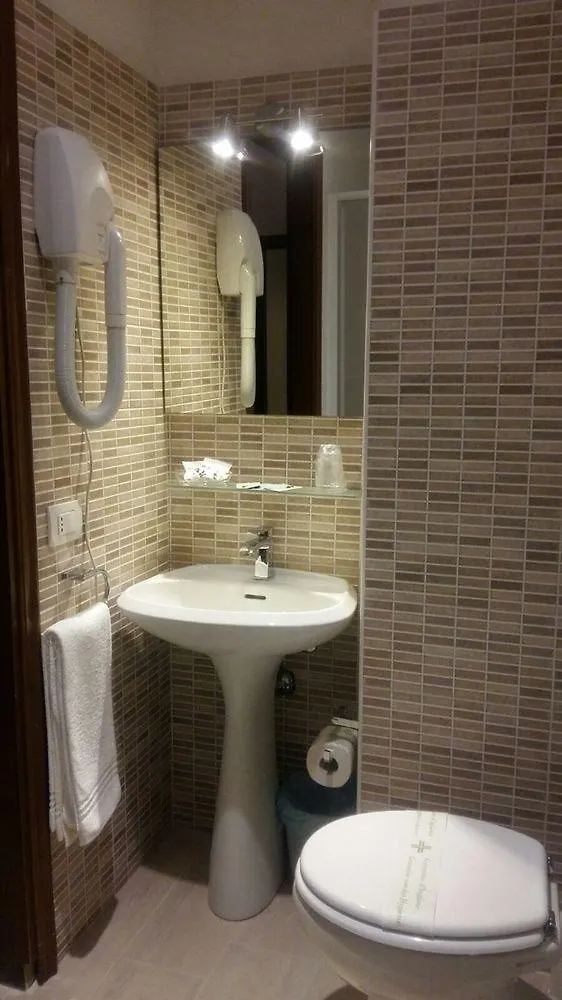 Hotel La Nuova Rotaia Галларате