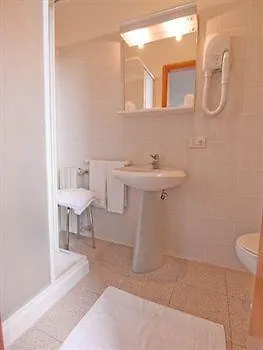 Hotel La Nuova Rotaia Галларате