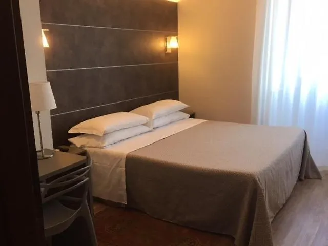 Hotel La Nuova Rotaia Галларате
