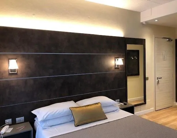 Hotel La Nuova Rotaia Галларате