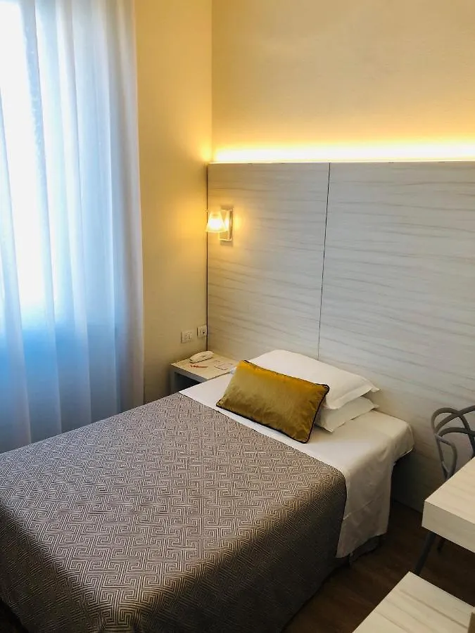 Hotel La Nuova Rotaia Галларате